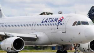 Latam cancelou 111 voos domésticos e internacionais após alta de Covid (Foto: Divulgação)