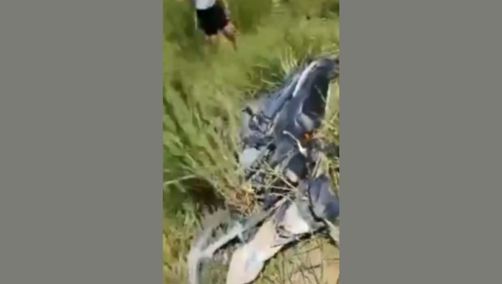 Homem perdeu o controle da moto e caiu em barranco (Foto: Reprodução)