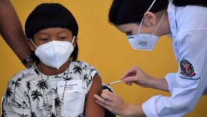 Davi Seremramiwe, de 8 anos, foi a primeira criança a ser vacinada contra Covid-19 no Brasil (Foto: Governo de São Paulo/Divulgação)