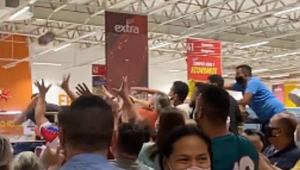 Clientes disputam pedaços de carne em Fortaleza (Foto: Reprodução)