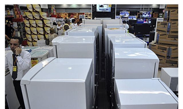 Governo reduz IPI de eletrodomésticos da linha branca, geladeira; comércio