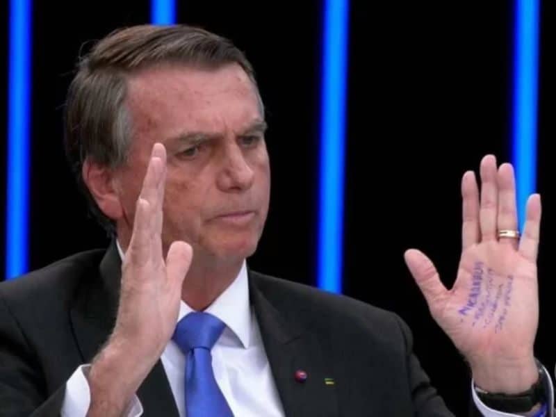 Jair Bolsonaro usou cola na mão durante entrevista ao JN (Foto: Divulgação/Twitter/@jornalnacional)