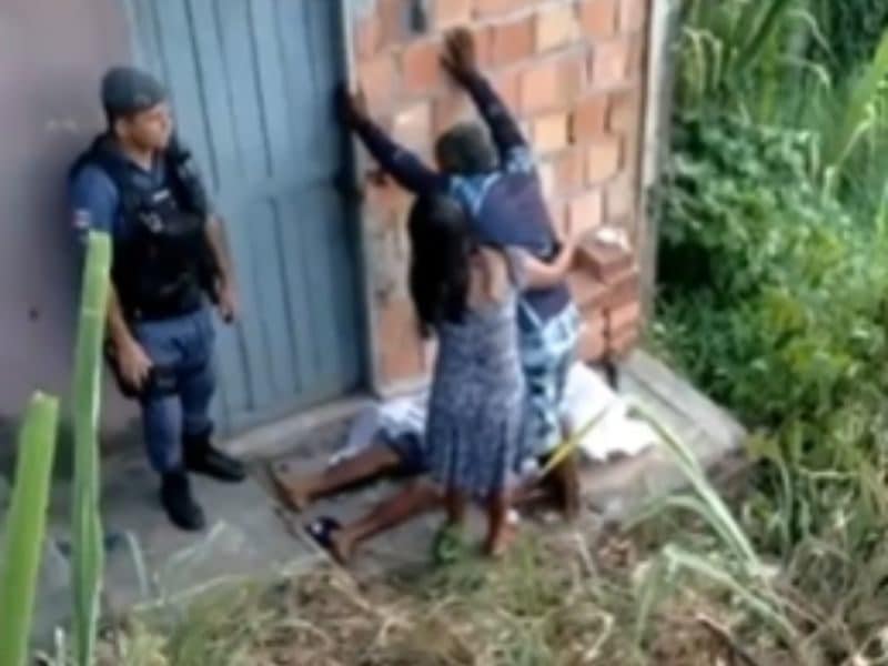 Desesperado, pai chora a morte do filho em Manaus (Foto: Reprodução)