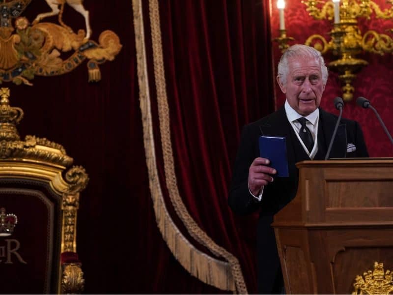 Rei Charles III fez primeiro discurso como soberano do Reio Unido (Foto: VIictoria Jones/Pool/AFP)