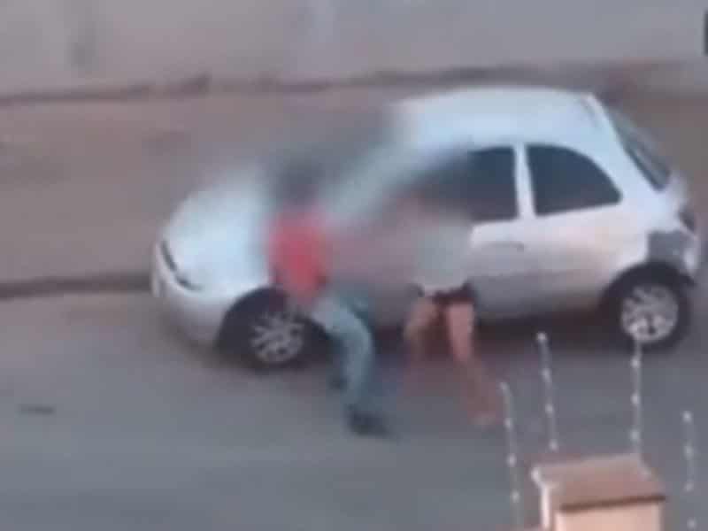 Mulher é agredida no meio da rua (Foto: Reprodução)
