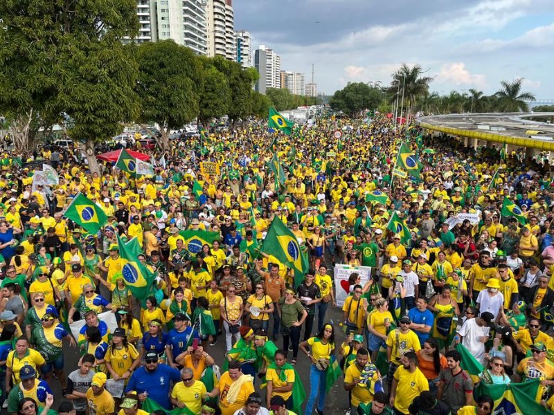 Milhares de apoiadores de Bolsonaro lotaram a Praia da Ponta Negra (Foto: Divulgação)