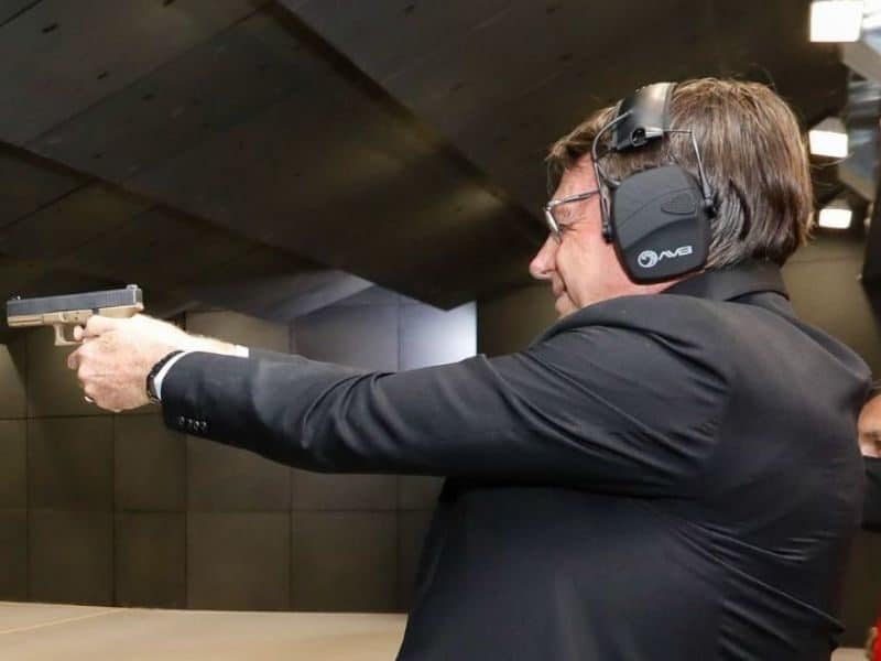 Jair Bolsonaro defende porte de armas para proteção feminina (Foto: Carolina Antunes/PR)