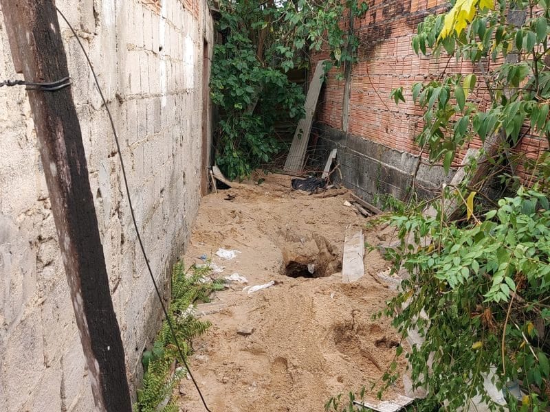Corpo foi encontrado no quintal de uma casa (Foto: Divulgação)