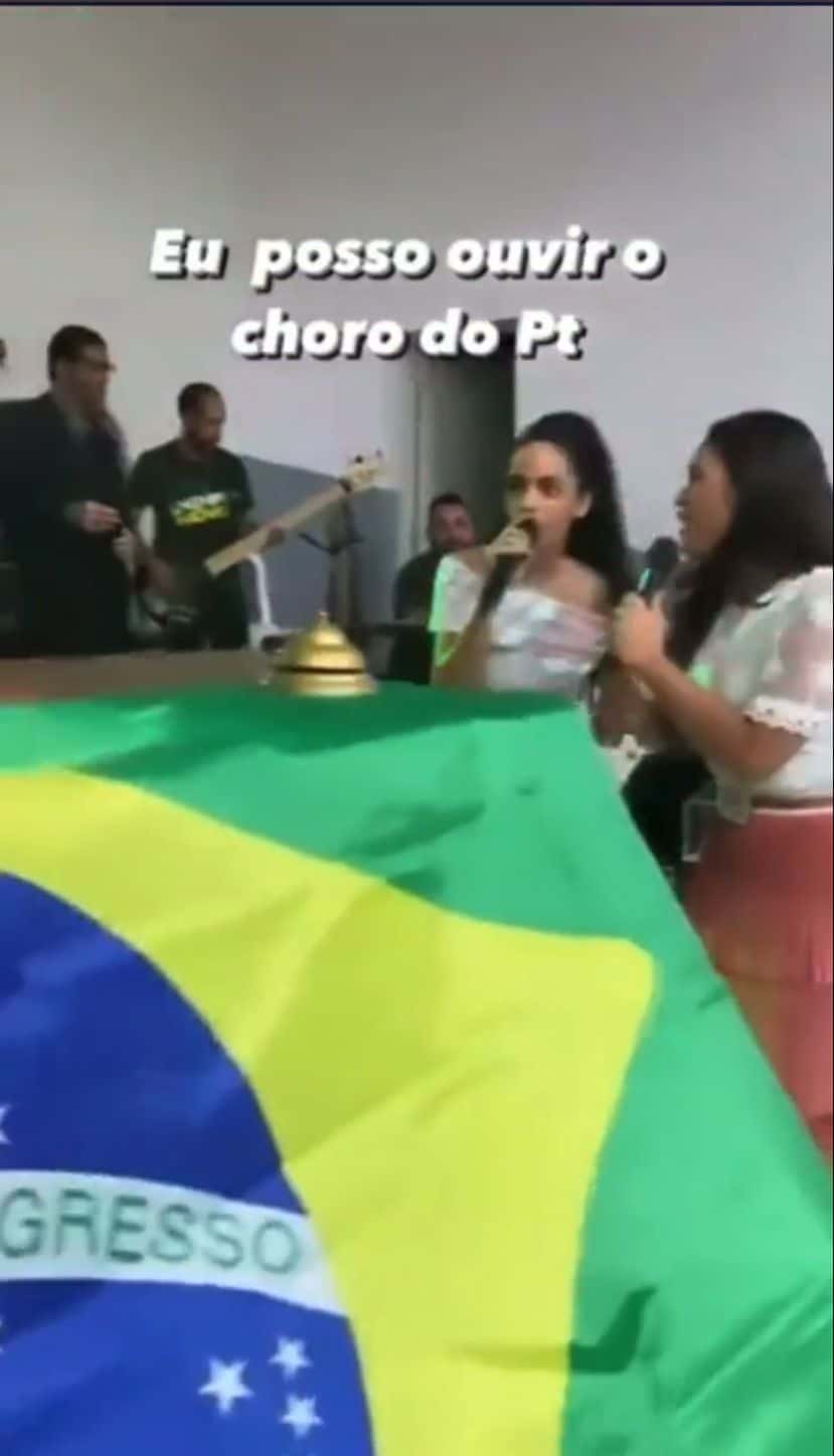 Jovens cantam música pró-Bolsonaro em púlpito de igreja de Goiás