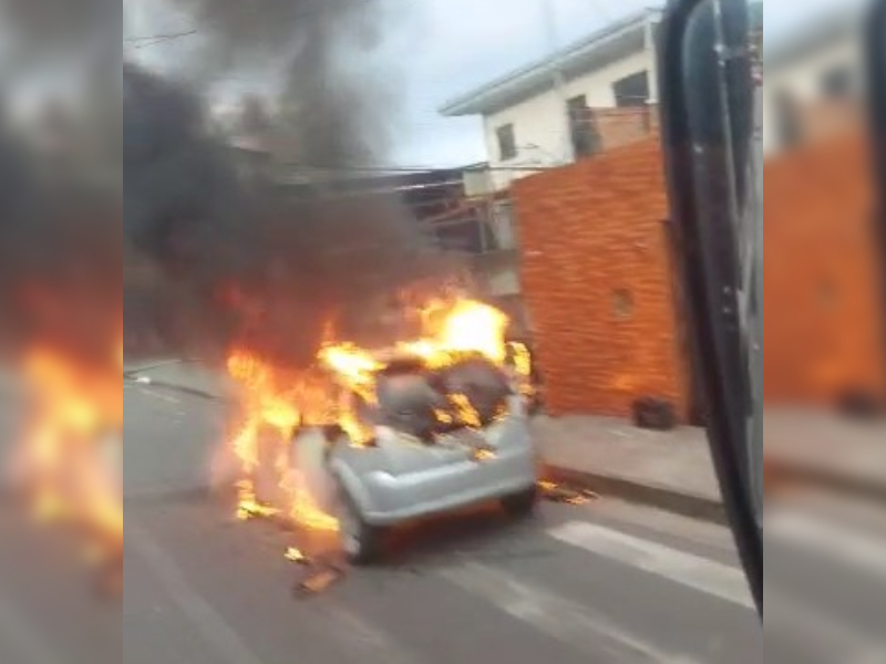 Um carro pegou fogo na manhã desta sexta-feira, no Manoa, na zona Norte de Manaus