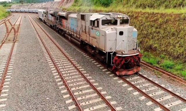 Lula participa de entrega de ferrovia