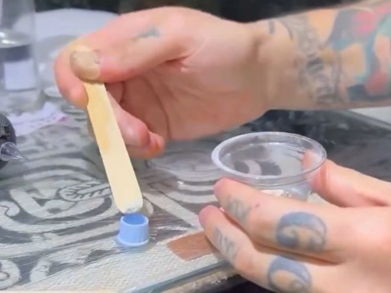 Tatuador faz tatuagem com cinzas do pai - Foto: Reprodução