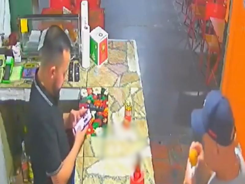 VÍDEO: “Salgado-bomba”: Coxinha explode no rosto de homem