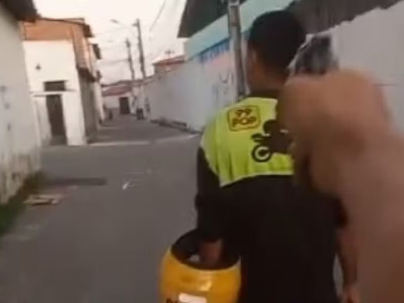 VÍDEO: Criminoso interroga motociclista, finge que libera e o mata a tiros