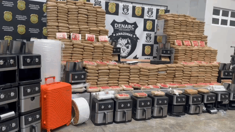 Imagem mostra a apreensão das drogas e demais equipamentos