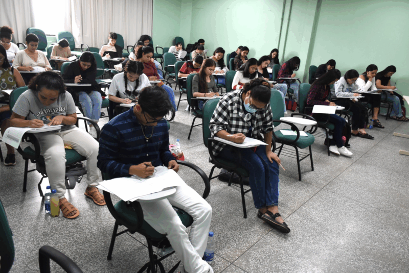 Imagem mostra estudantes fazendo vestibular